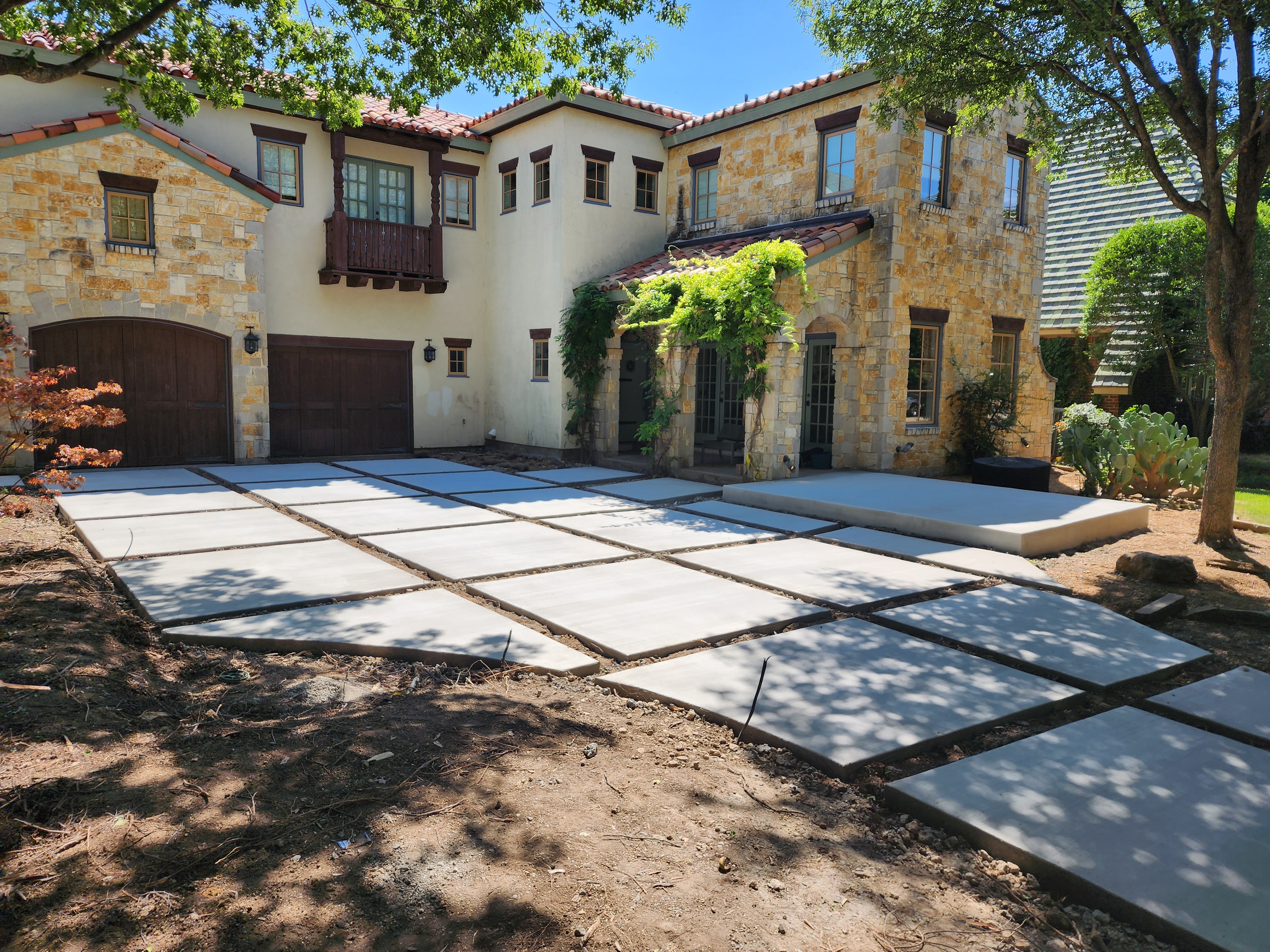 Luxury residential concrete driveway by QRS Concrete in Dallas-Fort Worth